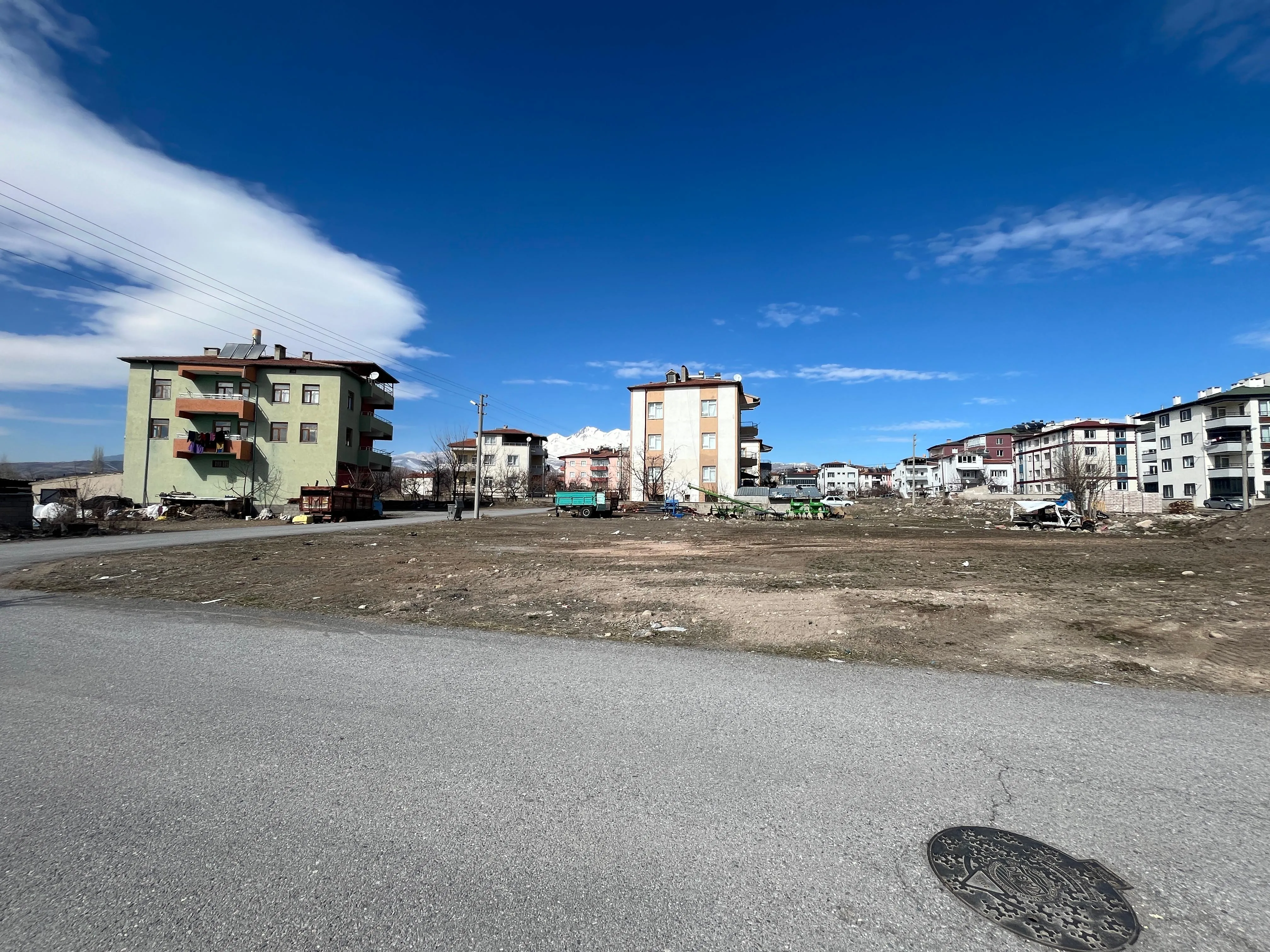 REŞADİYE MAHALLESİ ANAYOLA 50 M2 İÇERİDE KÖŞE BAŞIİMARLI ARSA FIRSAT ARSALARDIR KACIRMAYINIZ