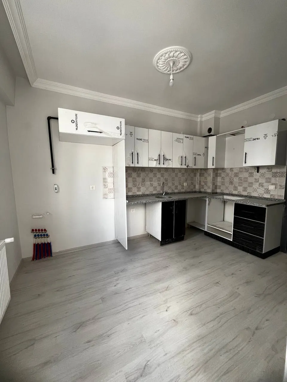 DEVELİ POLAT GAYRİMENKUL - SANAYİ ÜSTÜNDE ŞAHANE KONUMDA SATILIK 2+1 DAİRE