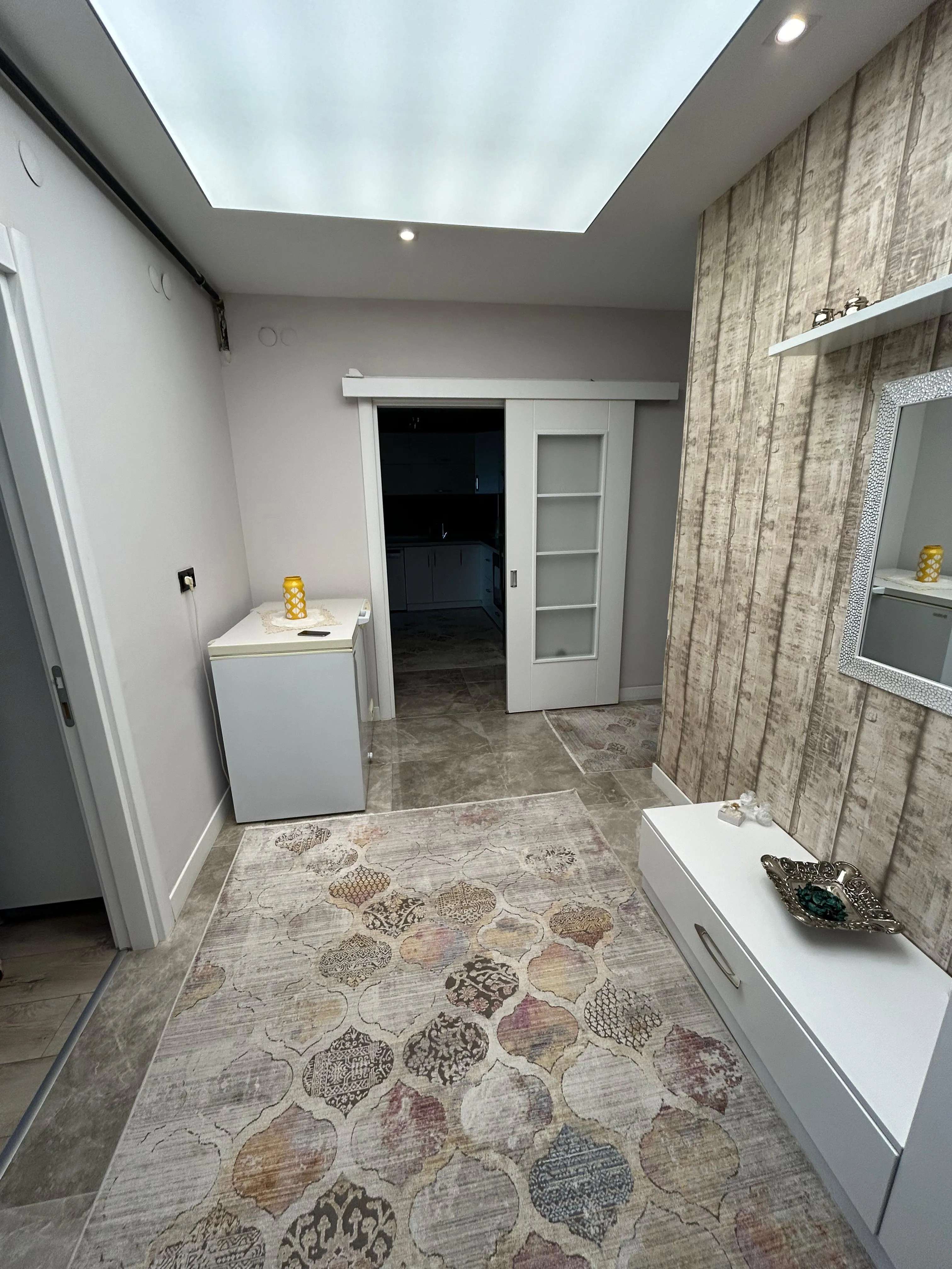 DEVELİ POLAT GAYRİMENKUL-TEKİR CAD. ÜZERİNDE SİTE İÇERİSİNDE SATILIK ARA KAT BAKIMLI GENİŞ DAİRE