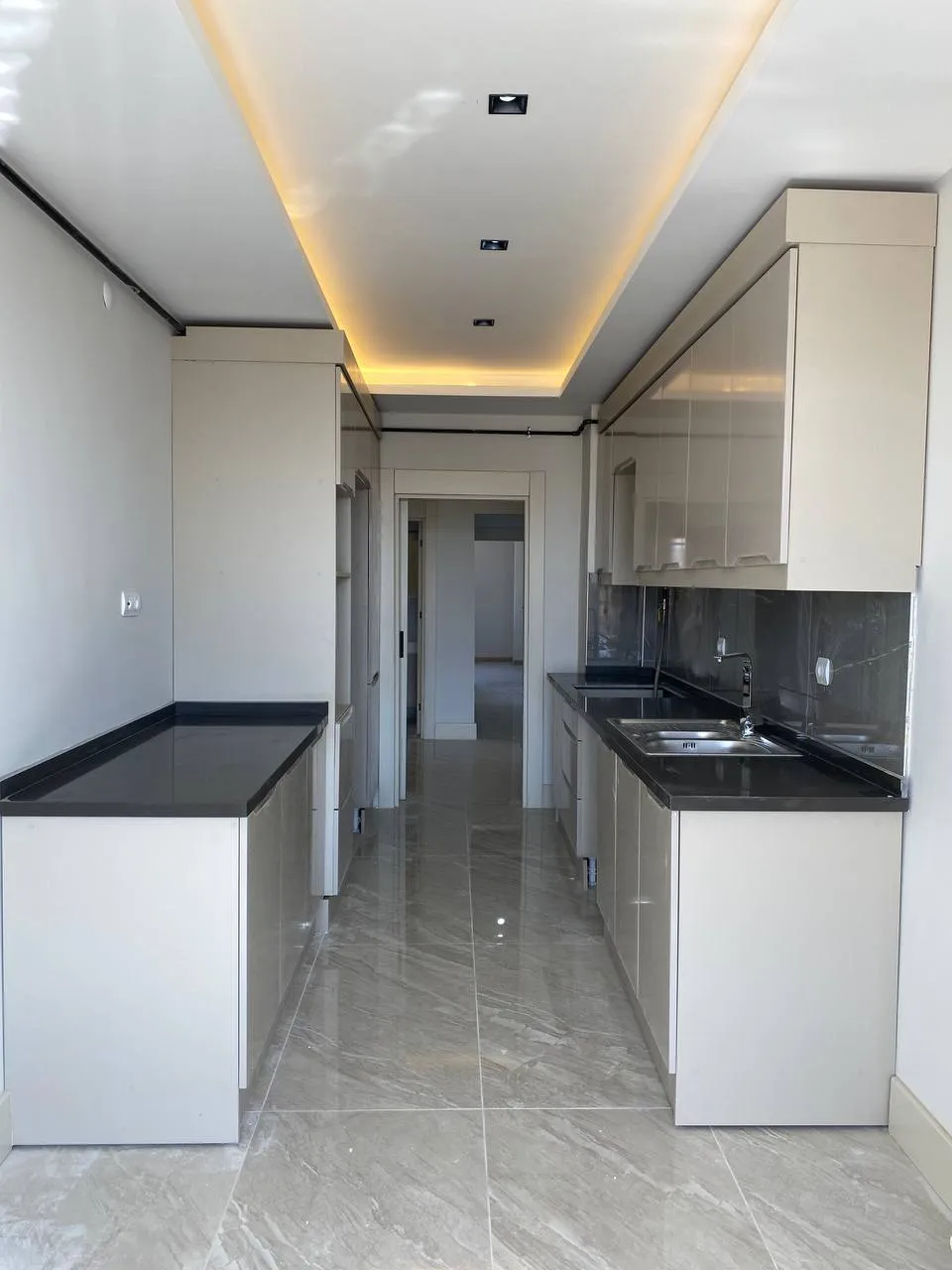 DEVELİ POLAT GAYRİMENKUL - TEKİR CAD. ÜZERİNDE YENİ HAS. MEVKİİ KİRALIK GENİŞ LÜX DAİRE