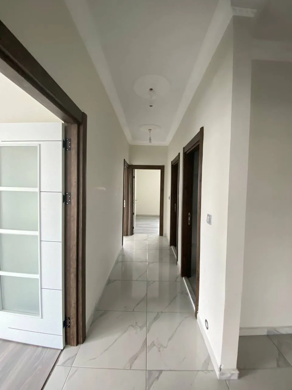 DEVELİ POLAT GAYRİMENKUL-TEKİR CADDESİ ÜZERİNDE YENİ HASTANE MEVKİİNDE SATILIK LÜX DAİRE.
