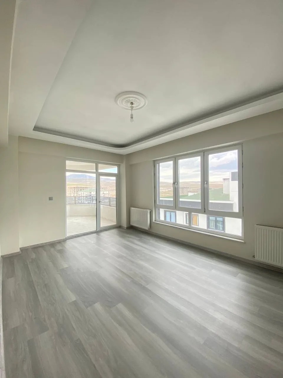 DEVELİ POLAT GAYRİMENKUL-TEKİR CADDESİ ÜZERİNDE YENİ HASTANE MEVKİİNDE SATILIK LÜX DAİRE.