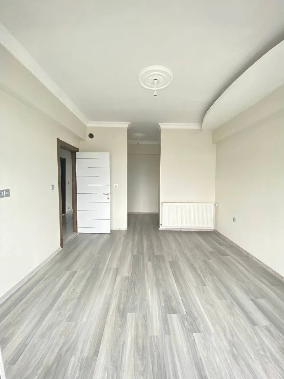 DEVELİ POLAT GAYRİMENKUL-TEKİR CADDESİ ÜZERİNDE YENİ HASTANE MEVKİİNDE SATILIK LÜX DAİRE.