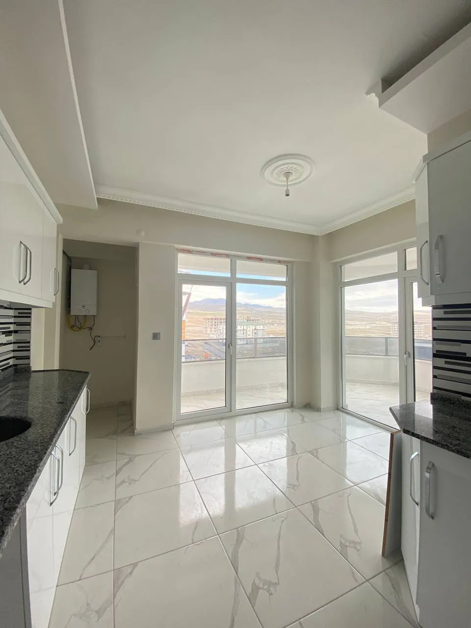 DEVELİ POLAT GAYRİMENKUL-TEKİR CADDESİ ÜZERİNDE YENİ HASTANE MEVKİİNDE SATILIK LÜX DAİRE.
