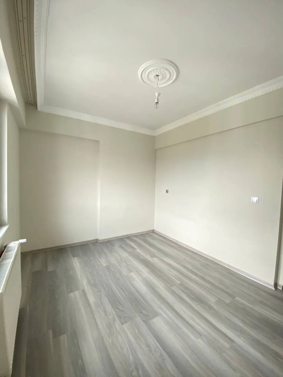 DEVELİ POLAT GAYRİMENKUL-TEKİR CADDESİ ÜZERİNDE YENİ HASTANE MEVKİİNDE SATILIK LÜX DAİRE.