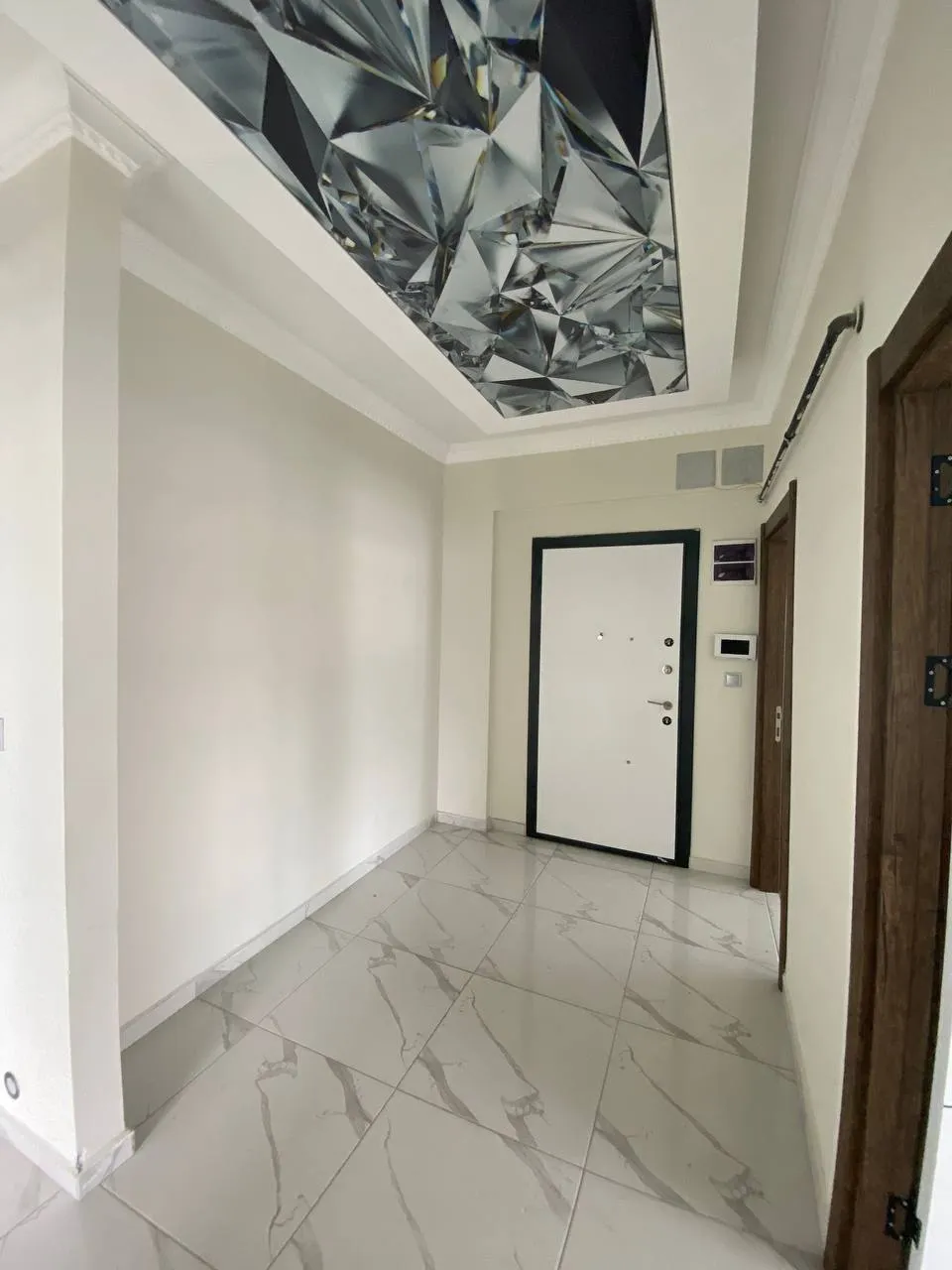 DEVELİ POLAT GAYRİMENKUL-TEKİR CADDESİ ÜZERİNDE YENİ HASTANE MEVKİİNDE SATILIK LÜX DAİRE.