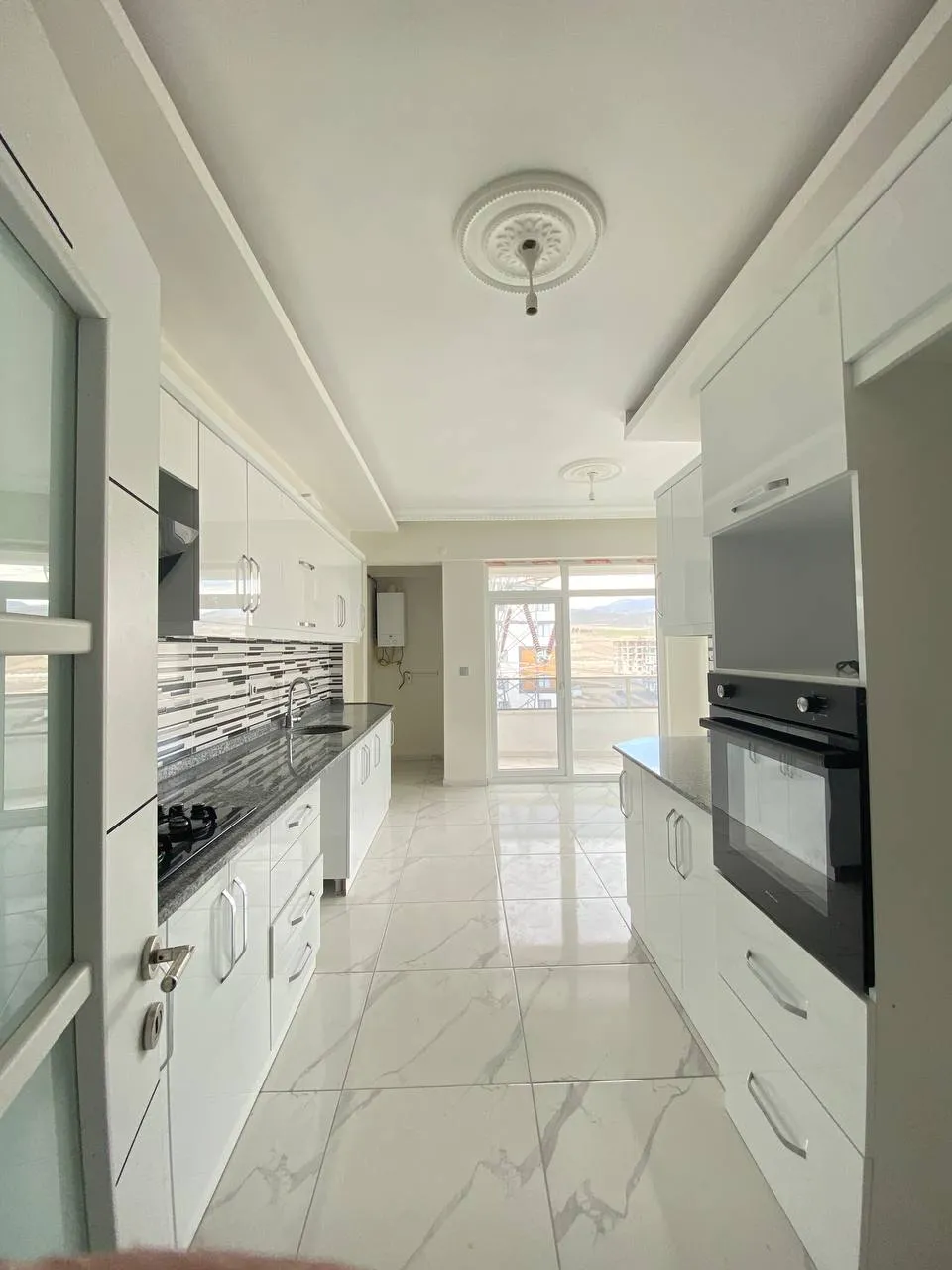 DEVELİ POLAT GAYRİMENKUL-TEKİR CADDESİ ÜZERİNDE YENİ HASTANE MEVKİİNDE SATILIK LÜX DAİRE.