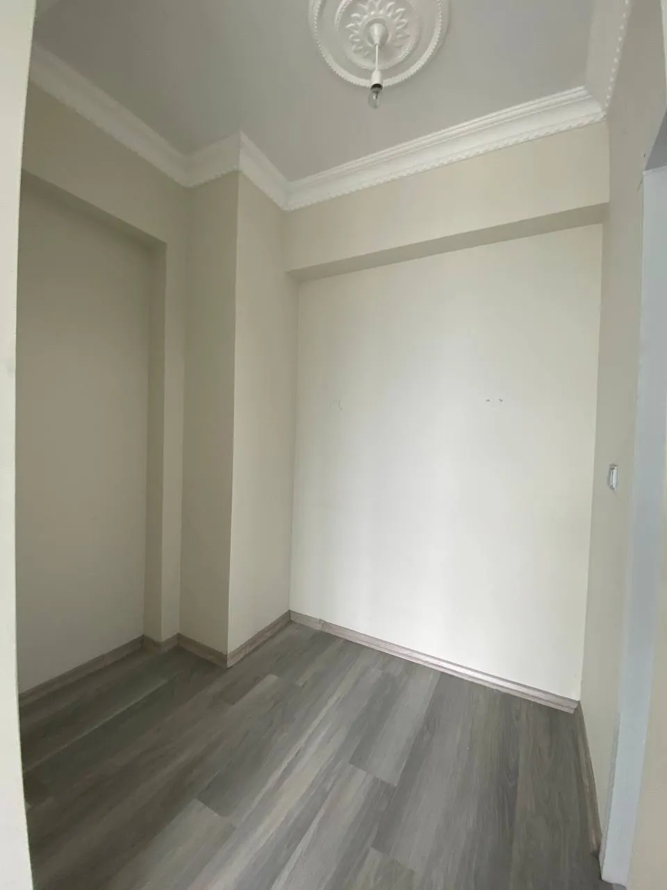 DEVELİ POLAT GAYRİMENKUL-TEKİR CADDESİ ÜZERİNDE YENİ HASTANE MEVKİİNDE SATILIK LÜX DAİRE.