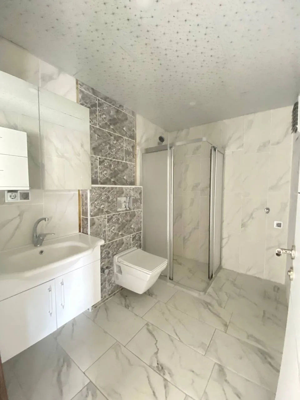 DEVELİ POLAT GAYRİMENKUL-TEKİR CADDESİ ÜZERİNDE YENİ HASTANE MEVKİİNDE SATILIK LÜX DAİRE.