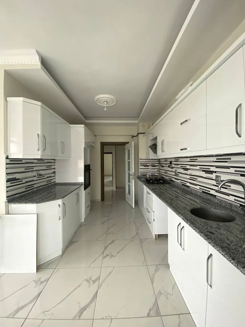DEVELİ POLAT GAYRİMENKUL-TEKİR CADDESİ ÜZERİNDE YENİ HASTANE MEVKİİNDE SATILIK LÜX DAİRE.