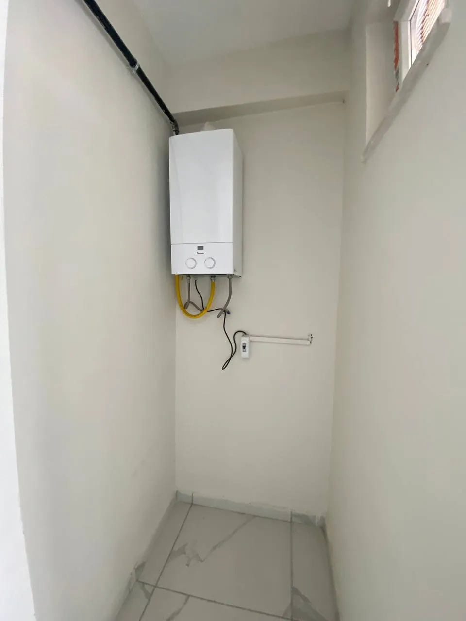 DEVELİ POLAT GAYRİMENKUL-TEKİR CADDESİ ÜZERİNDE YENİ HASTANE MEVKİİNDE SATILIK LÜX DAİRE.
