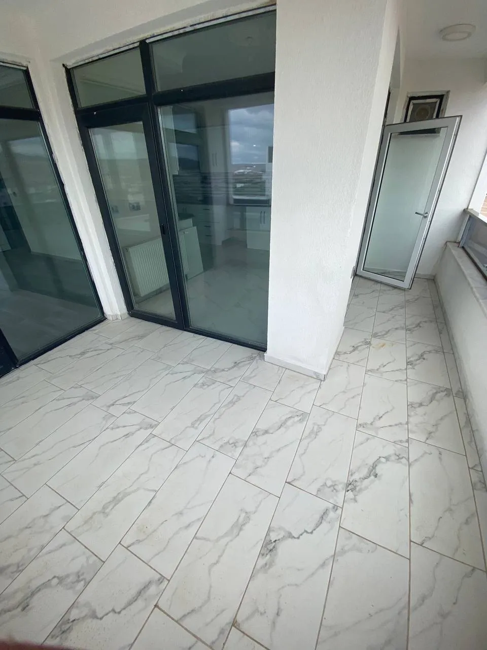 DEVELİ POLAT GAYRİMENKUL-TEKİR CADDESİ ÜZERİNDE YENİ HASTANE MEVKİİNDE SATILIK LÜX DAİRE.