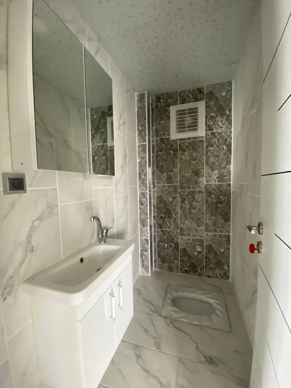 DEVELİ POLAT GAYRİMENKUL-TEKİR CADDESİ ÜZERİNDE YENİ HASTANE MEVKİİNDE SATILIK LÜX DAİRE.