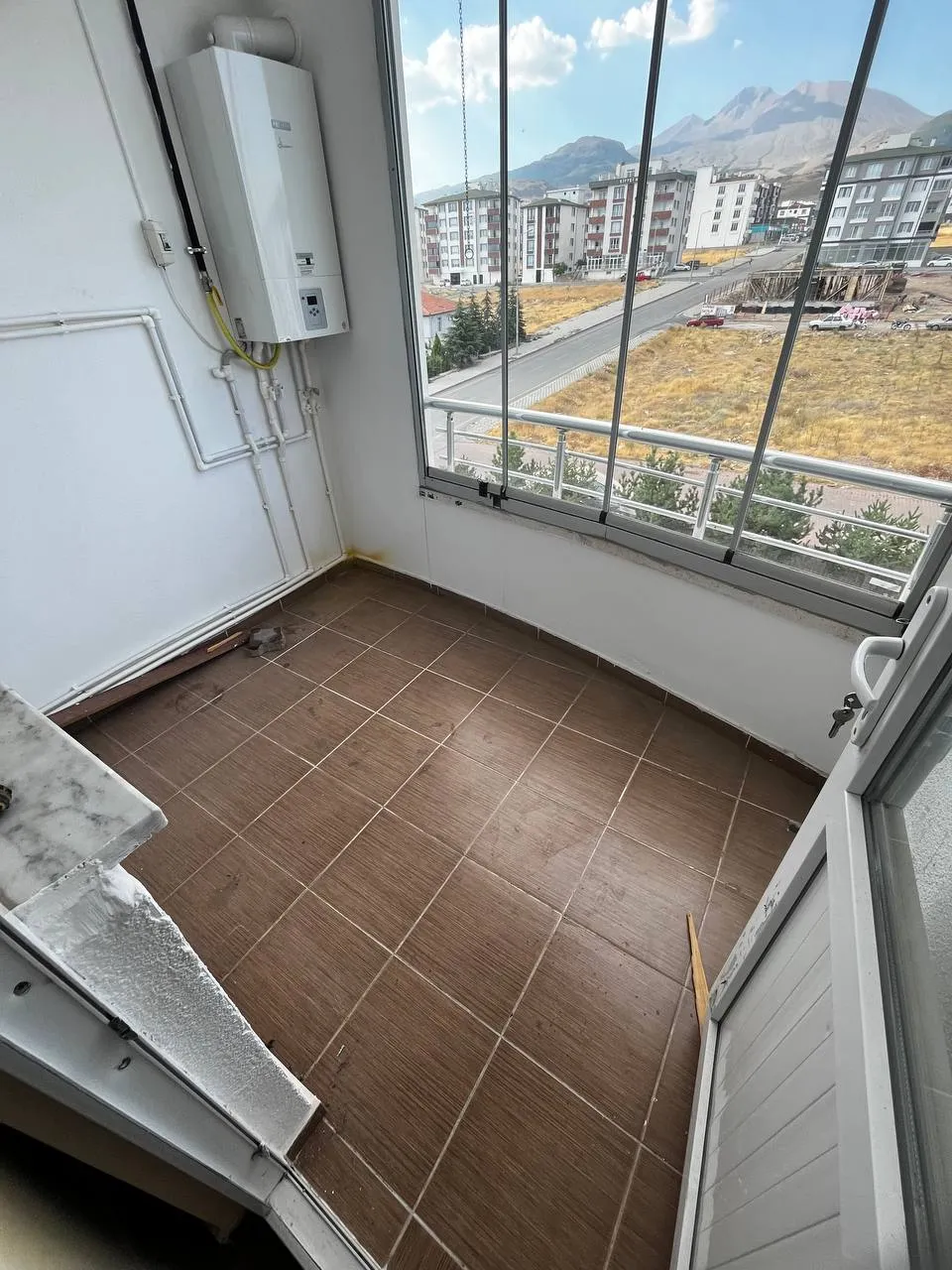 DEVELİ POLAT GAYRİMENKUL- YENİ HAS. MEVKİİ BAKIMLI ARA KAT DAİRE