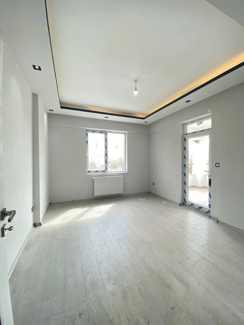 DEVELİ POLAT GAYRİMENKUL - YENİ HAS. MEVKİİNDE KAÇMAZ KONUMDA ARA KAT LÜX GENİŞ DAİRE
