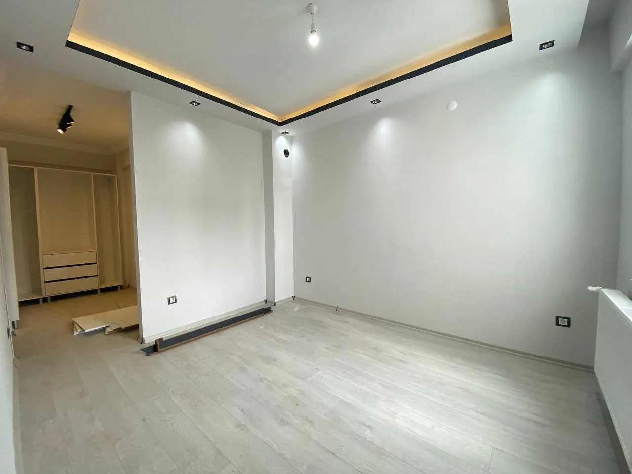 DEVELİ POLAT GAYRİMENKUL - YENİ HAS. MEVKİİNDE KAÇMAZ KONUMDA ARA KAT LÜX GENİŞ DAİRE