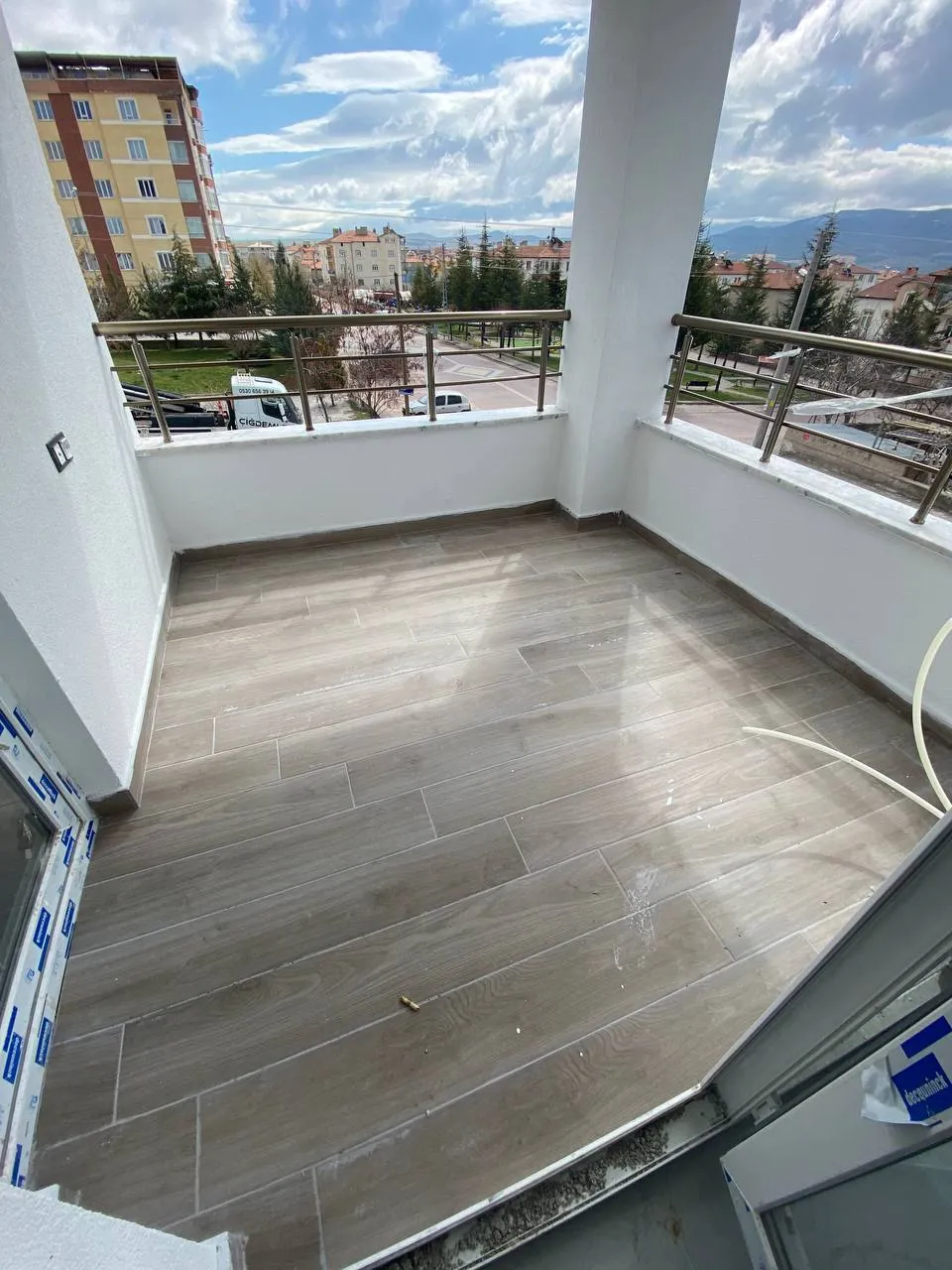 DEVELİ POLAT GAYRİMENKUL - YENİ HAS. MEVKİİNDE KAÇMAZ KONUMDA ARA KAT LÜX GENİŞ DAİRE