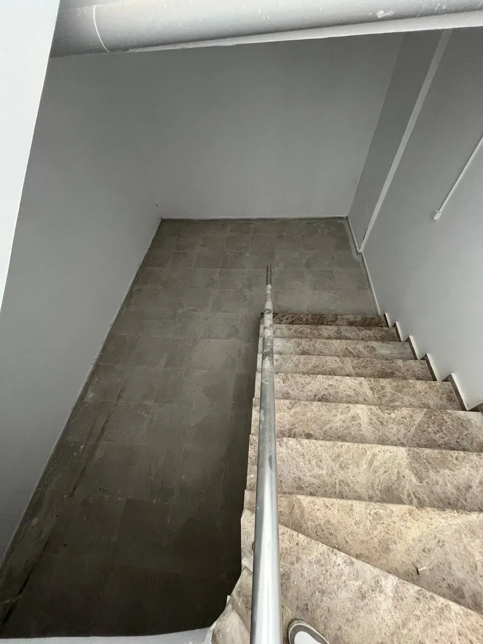 DEVELİ POLAT GAYRİMENKUL-YENİ HASTANE BÖLGESİNDE HARİKA KONUMDA KİRALIK DÜKKAN