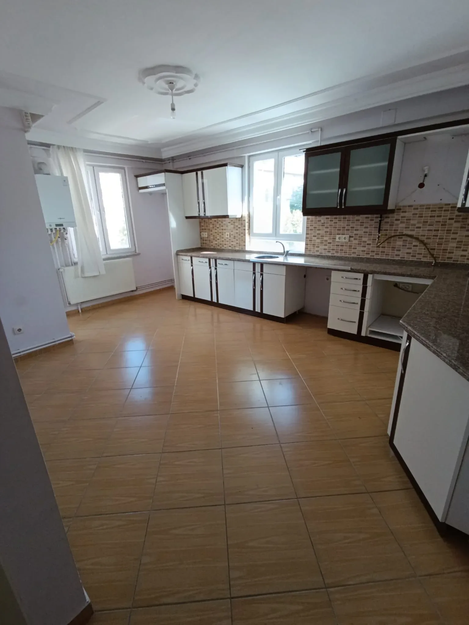 DEVELİ POLAT GAYRİMENKUL - YENİ MAH. KİRALIK 4+1 GENİŞ DAİRE