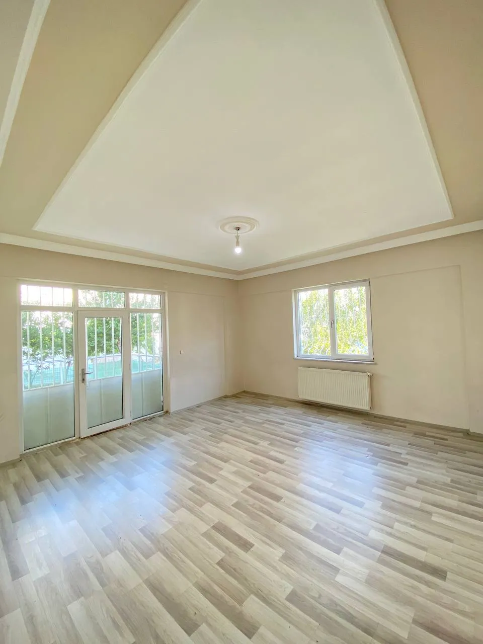 DEVELİ POLAT GAYRİMENKUL - YENİ MAH. SATILIK BAKIMLI GENİŞ DAİRE