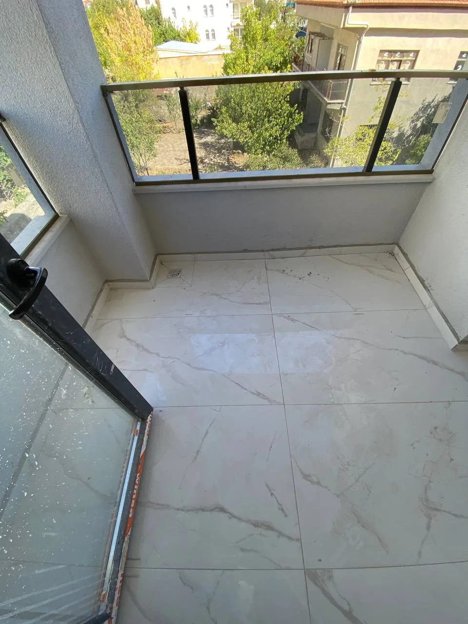 DEVELİ POLAT GAYRİMENKUL- YENİ MAHALEDE SATILIK ULTRA LÜX ARA KAT  DAİRE