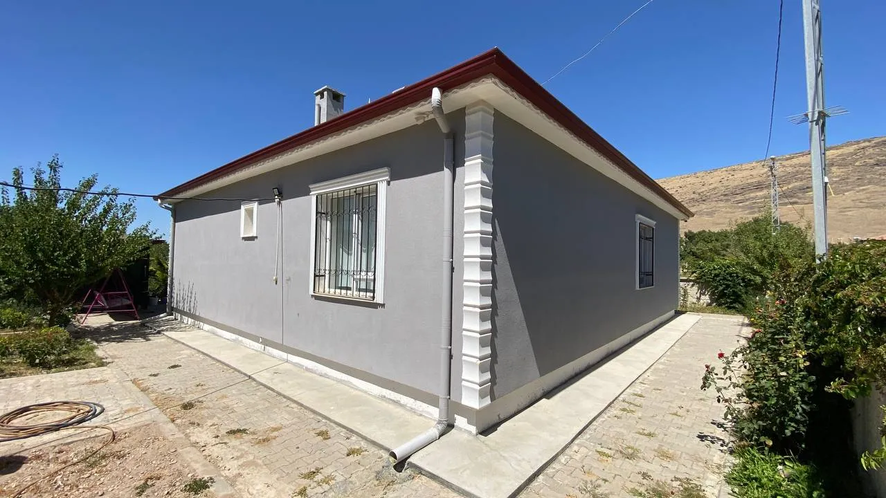 DEVELİ POLAT GAYRİMENKUL -ZİLE MAH. KÖY KUYU MEVKİİ EVİ YAPILI EŞYALARLA BERABER SATILIK YAŞAM ALANI