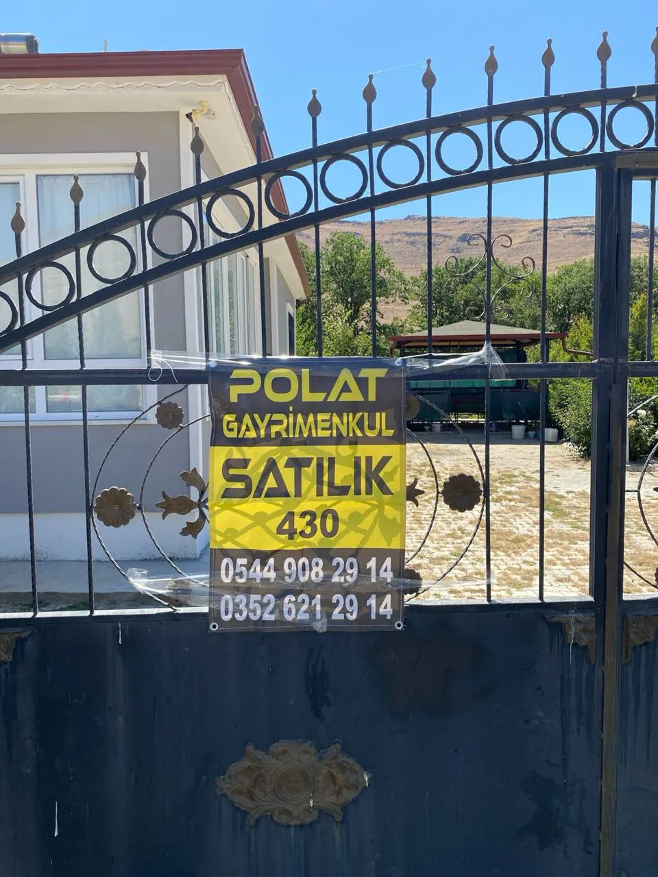 DEVELİ POLAT GAYRİMENKUL -ZİLE MAH. KÖY KUYU MEVKİİ EVİ YAPILI EŞYALARLA BERABER SATILIK YAŞAM ALANI