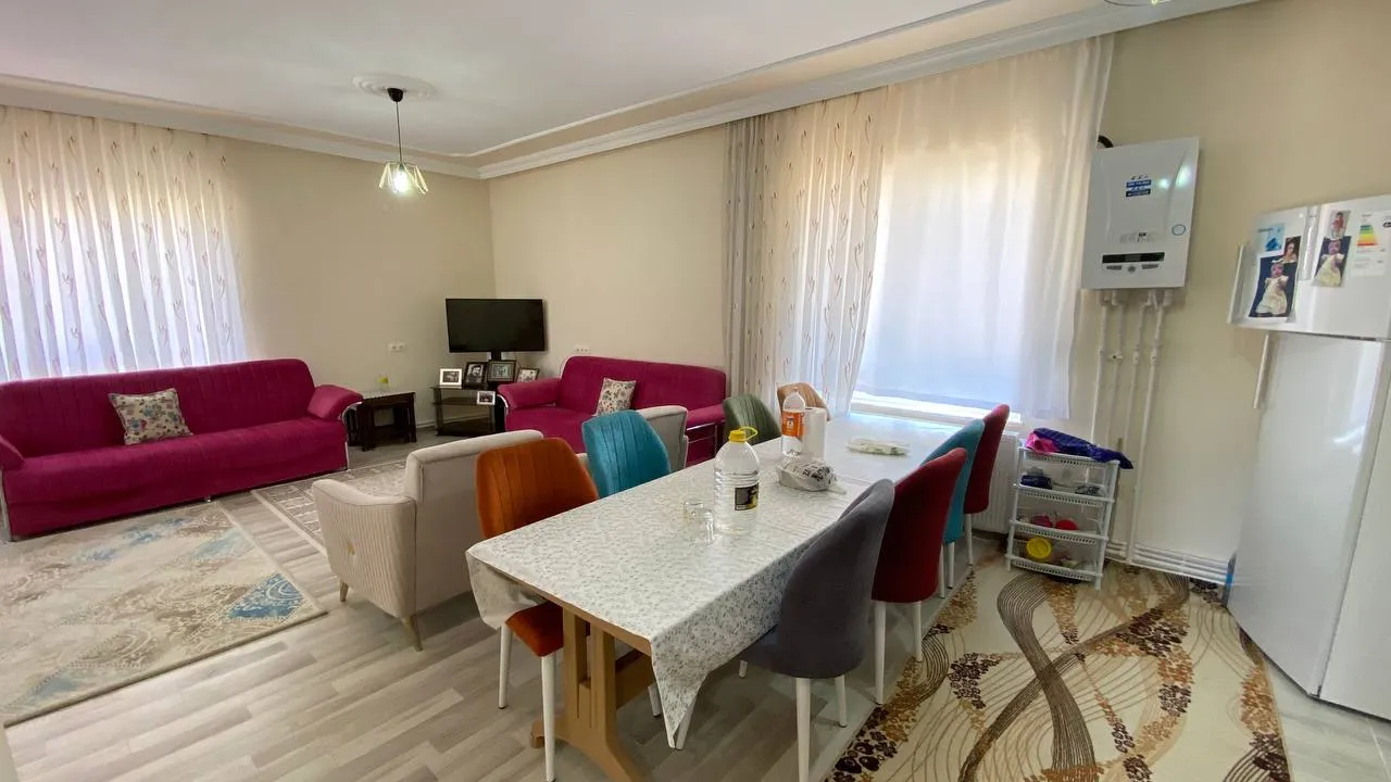 DEVELİ POLAT GAYRİMENKUL -ZİLE MAH. KÖY KUYU MEVKİİ EVİ YAPILI EŞYALARLA BERABER SATILIK YAŞAM ALANI