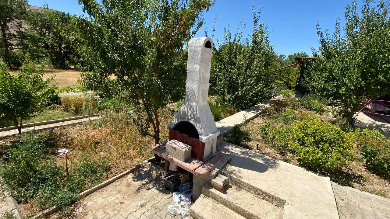 DEVELİ POLAT GAYRİMENKUL -ZİLE MAH. KÖY KUYU MEVKİİ EVİ YAPILI EŞYALARLA BERABER SATILIK YAŞAM ALANI