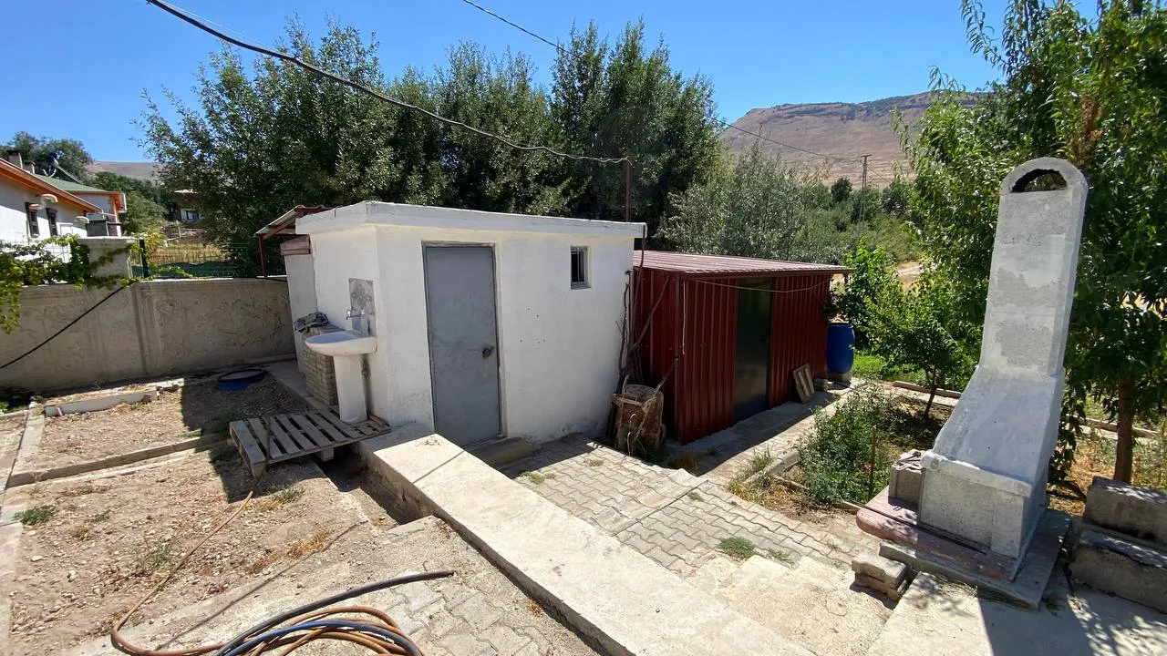 DEVELİ POLAT GAYRİMENKUL -ZİLE MAH. KÖY KUYU MEVKİİ EVİ YAPILI EŞYALARLA BERABER SATILIK YAŞAM ALANI