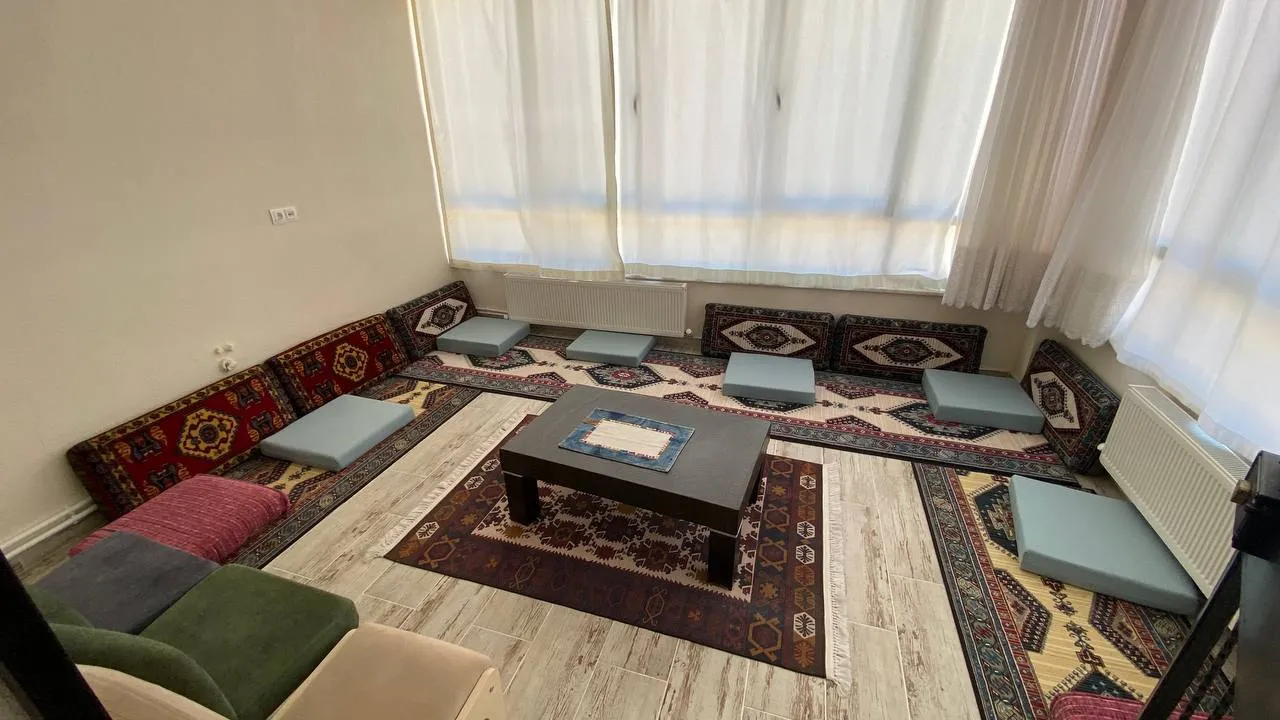 DEVELİ POLAT GAYRİMENKUL -ZİLE MAH. KÖY KUYU MEVKİİ EVİ YAPILI EŞYALARLA BERABER SATILIK YAŞAM ALANI