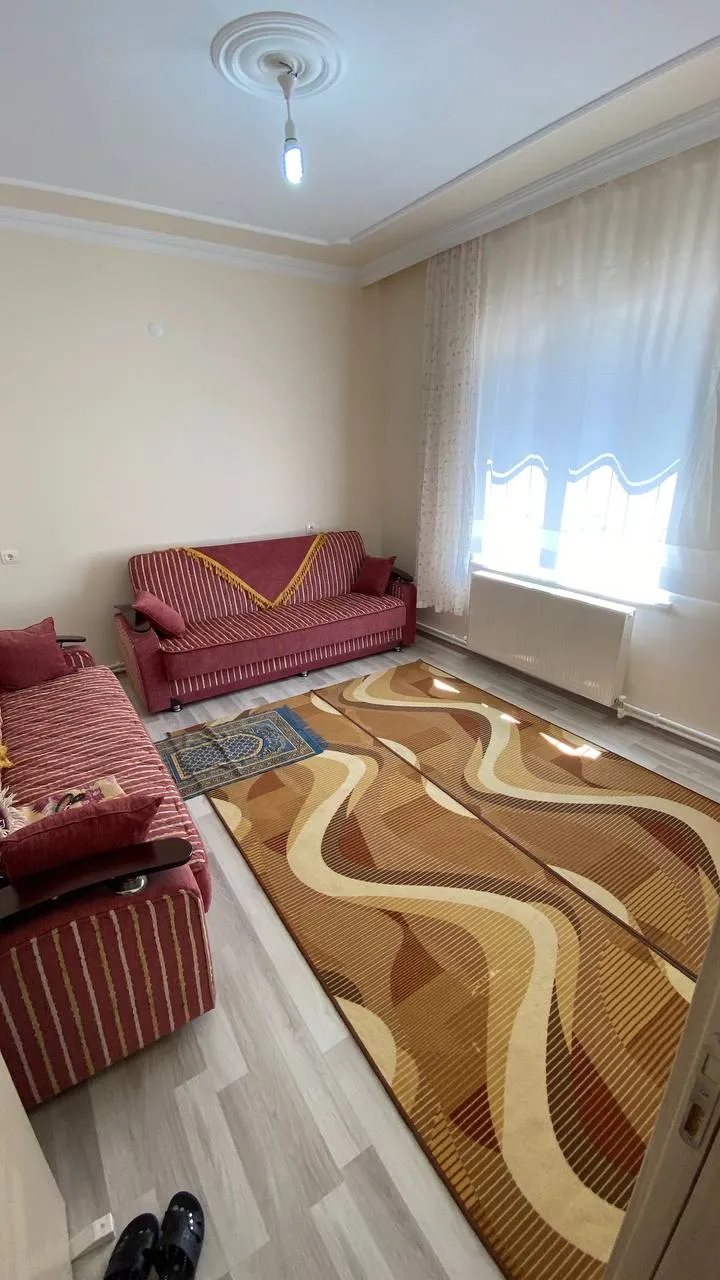 DEVELİ POLAT GAYRİMENKUL -ZİLE MAH. KÖY KUYU MEVKİİ EVİ YAPILI EŞYALARLA BERABER SATILIK YAŞAM ALANI