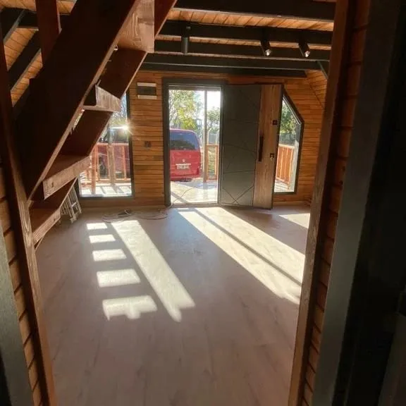 DEVELİ POLAT GAYRİMENKUL-ZİLE MAH. KÖYÖNÜ MEVKİİNDE FUL EŞYALI BUNGALOV EVİ YAPILI SATILIK BAĞ BAHÇE