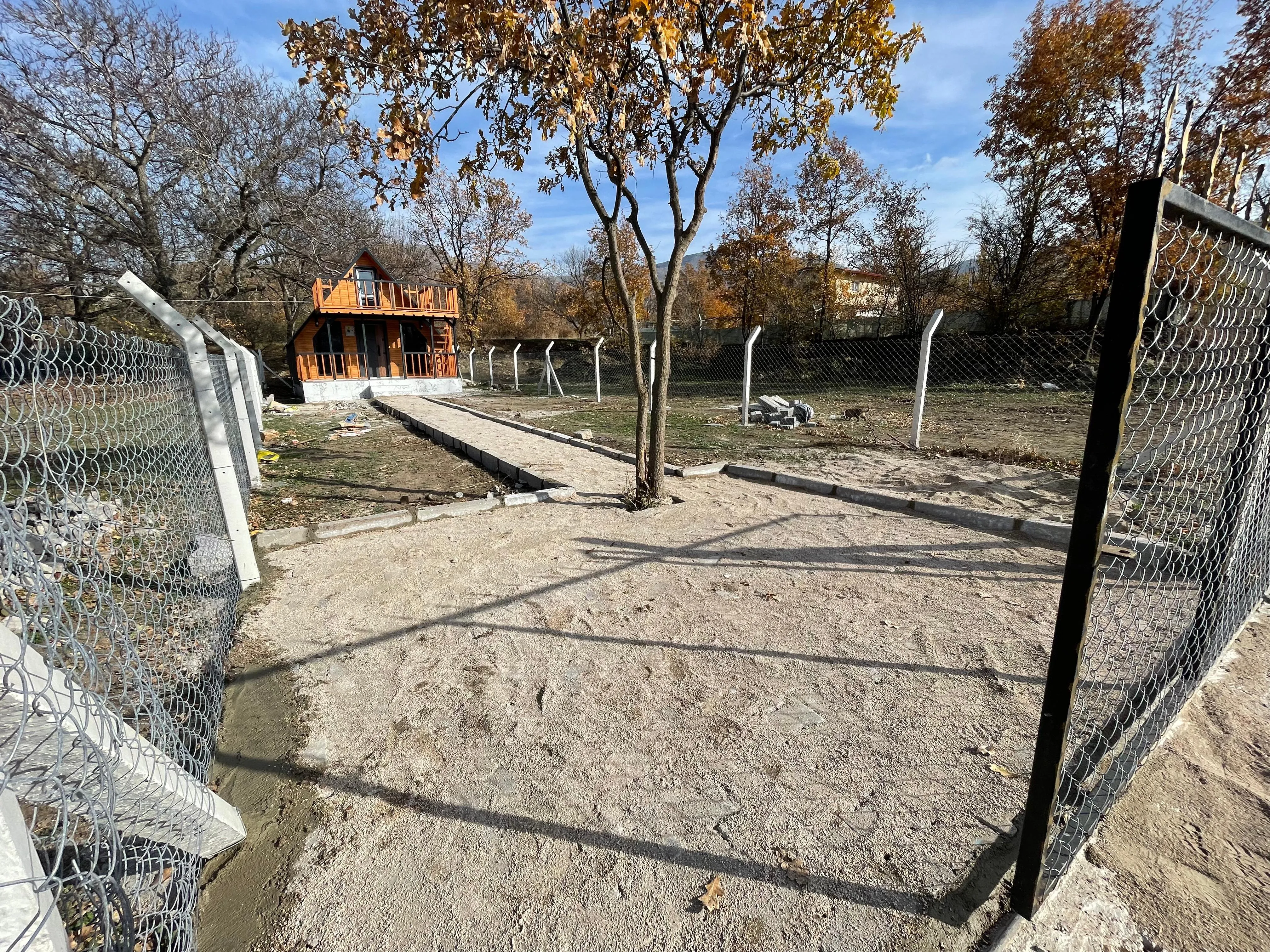DEVELİ POLAT GAYRİMENKUL-ZİLE MAH. KÖYÖNÜ MEVKİİNDE FUL EŞYALI BUNGALOV EVİ YAPILI SATILIK BAĞ BAHÇE