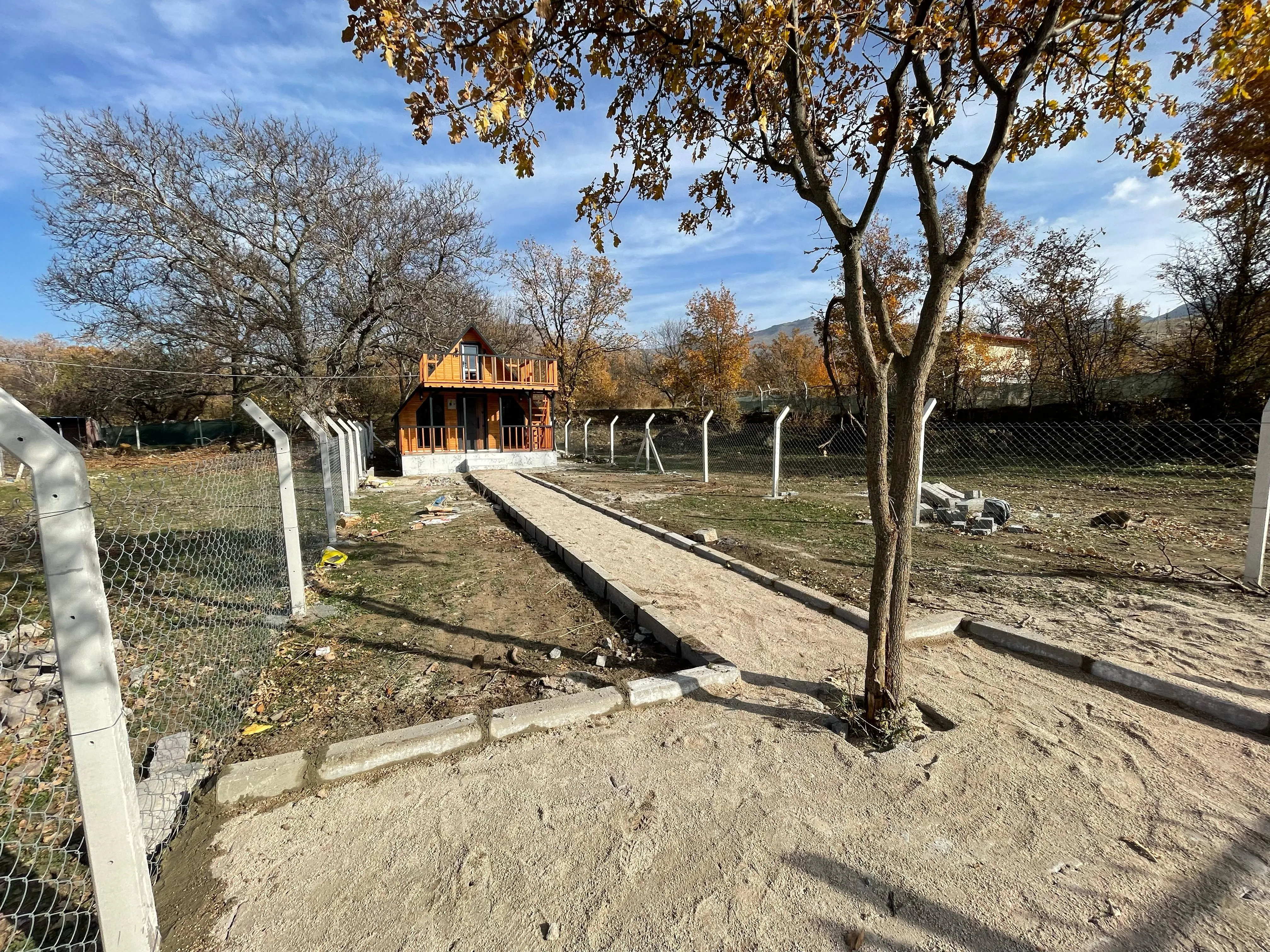 DEVELİ POLAT GAYRİMENKUL-ZİLE MAH. KÖYÖNÜ MEVKİİNDE FUL EŞYALI BUNGALOV EVİ YAPILI SATILIK BAĞ BAHÇE