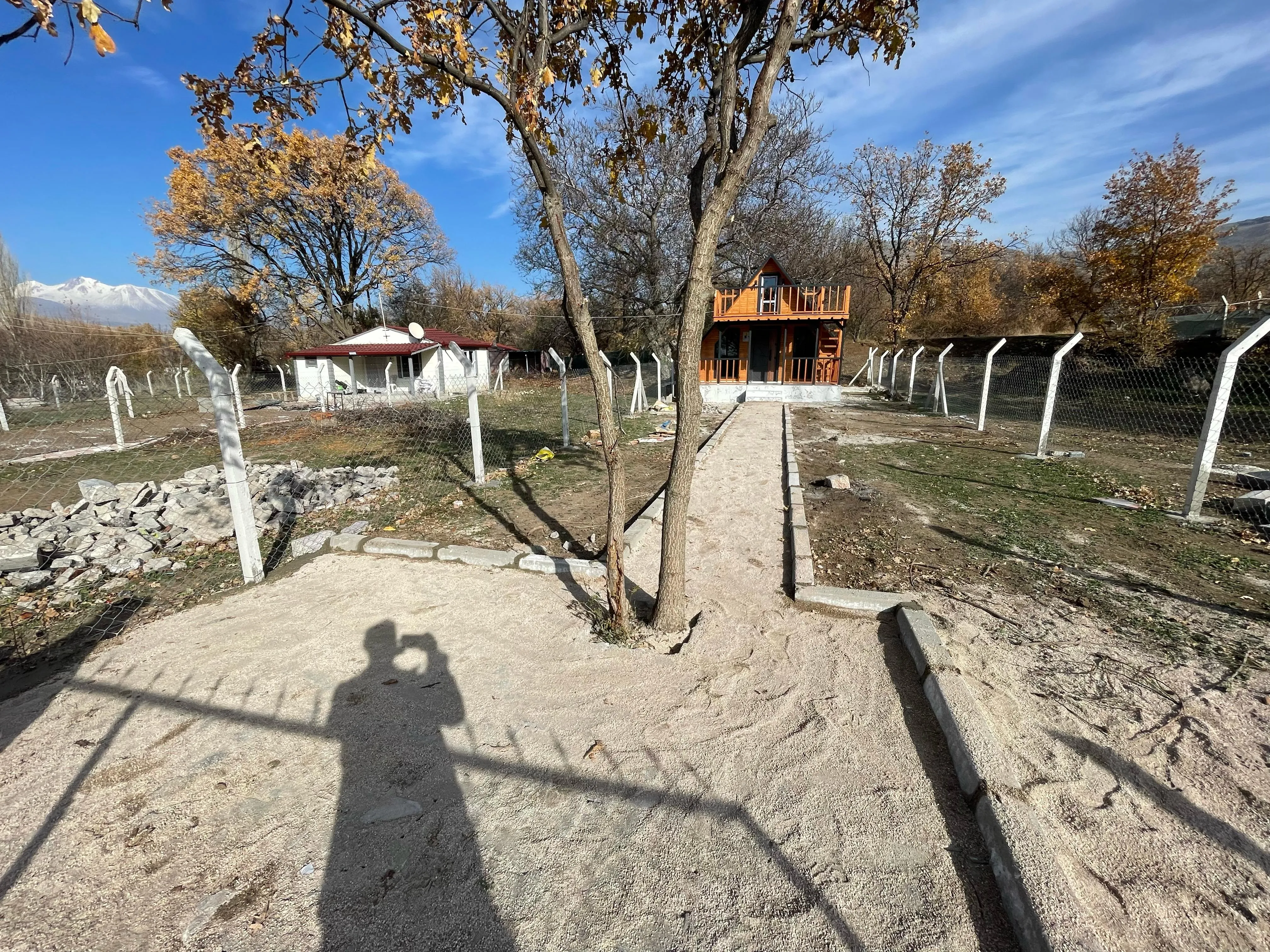 DEVELİ POLAT GAYRİMENKUL-ZİLE MAH. KÖYÖNÜ MEVKİİNDE FUL EŞYALI BUNGALOV EVİ YAPILI SATILIK BAĞ BAHÇE