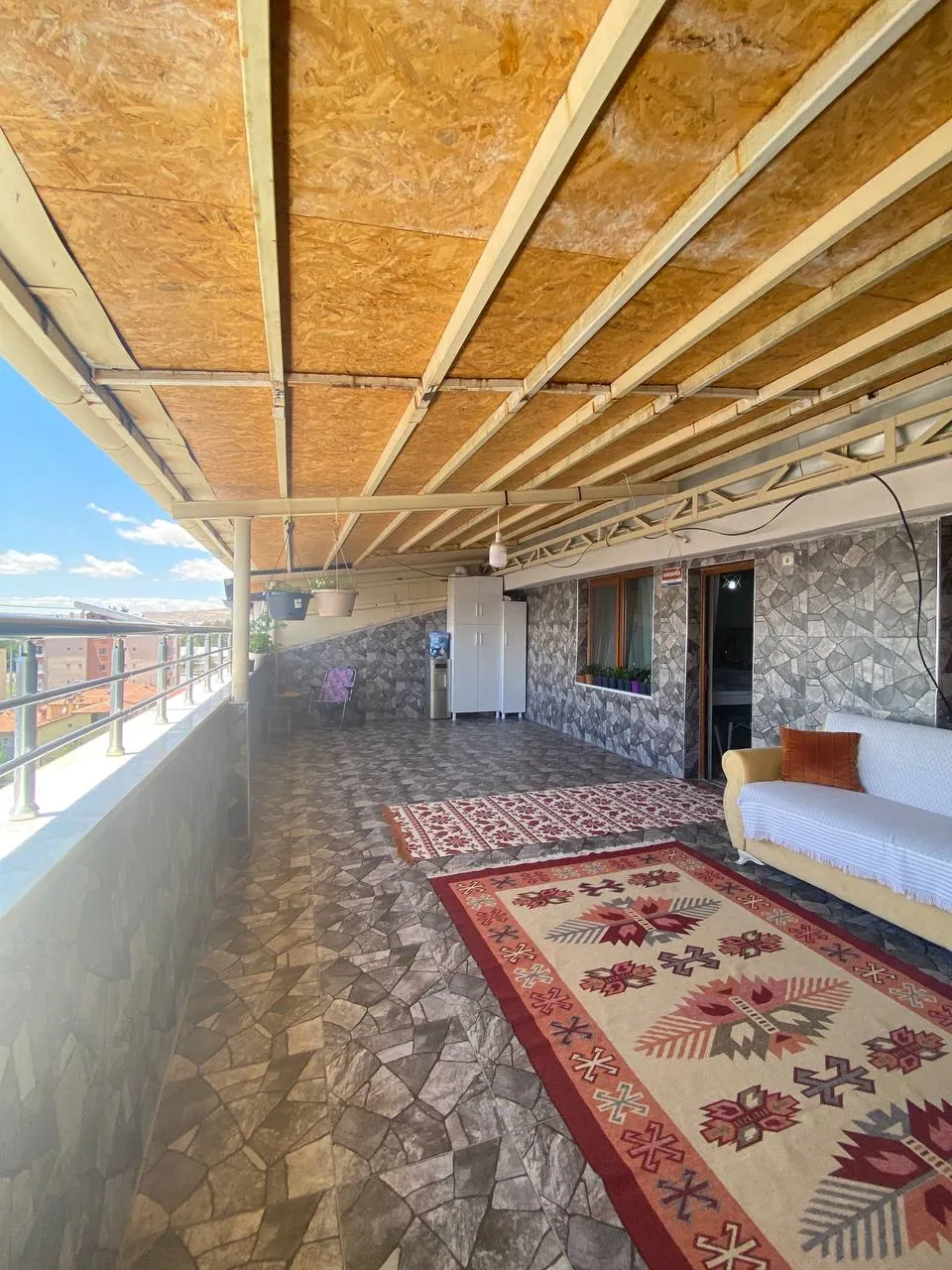 DEVELİ POLAT GAYRİMNEKUL - ELBİZ CADDESİNDE GENİŞ TERASLI SATILIK 2+1 DAİRE