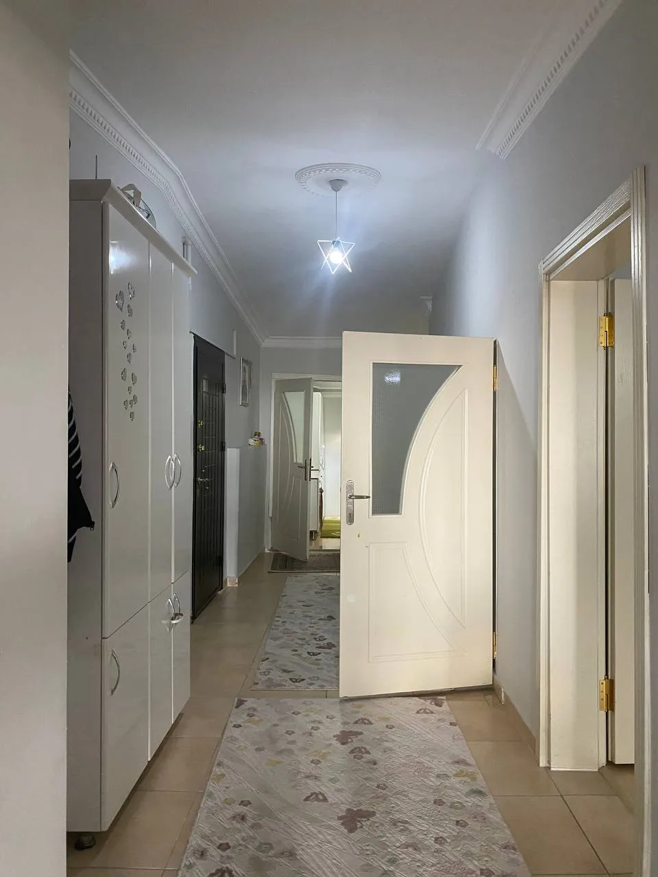 DEVELİ POLAT GAYRİMNEKUL - ELBİZ CADDESİNDE GENİŞ TERASLI SATILIK 2+1 DAİRE