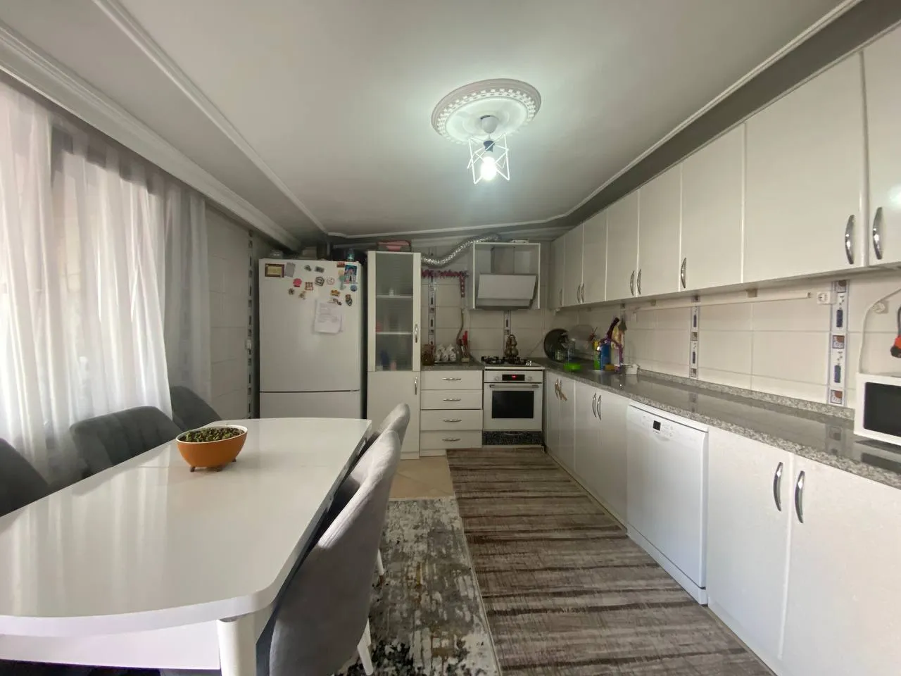 DEVELİ POLAT GAYRİMNEKUL - ELBİZ CADDESİNDE GENİŞ TERASLI SATILIK 2+1 DAİRE