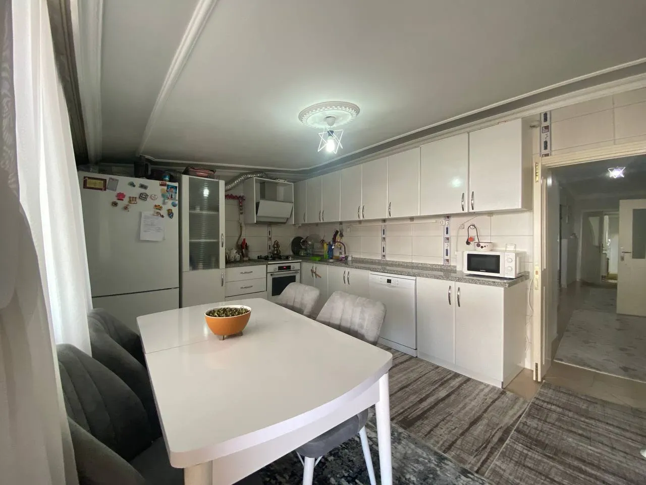 DEVELİ POLAT GAYRİMNEKUL - ELBİZ CADDESİNDE GENİŞ TERASLI SATILIK 2+1 DAİRE