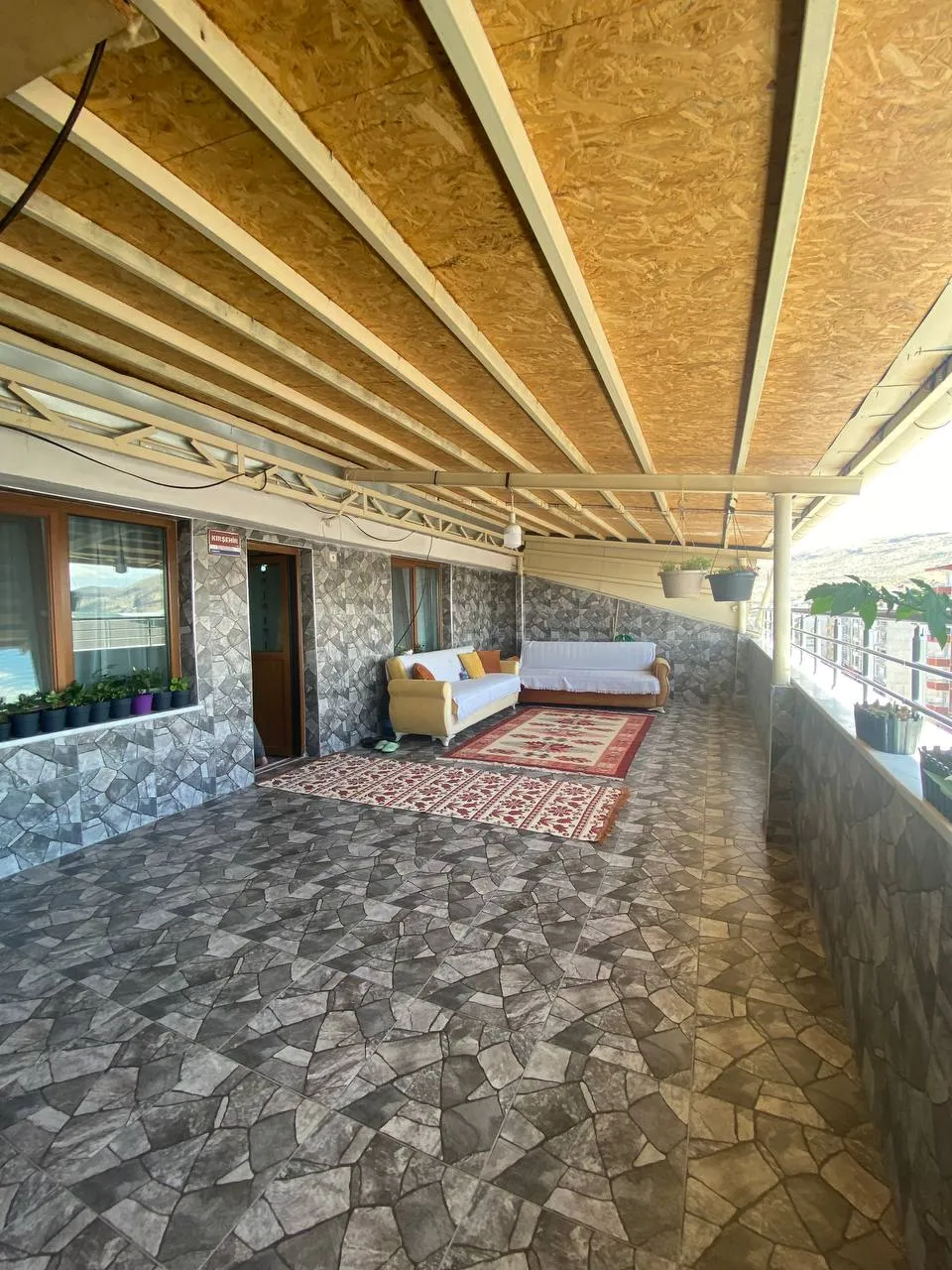DEVELİ POLAT GAYRİMNEKUL - ELBİZ CADDESİNDE GENİŞ TERASLI SATILIK 2+1 DAİRE