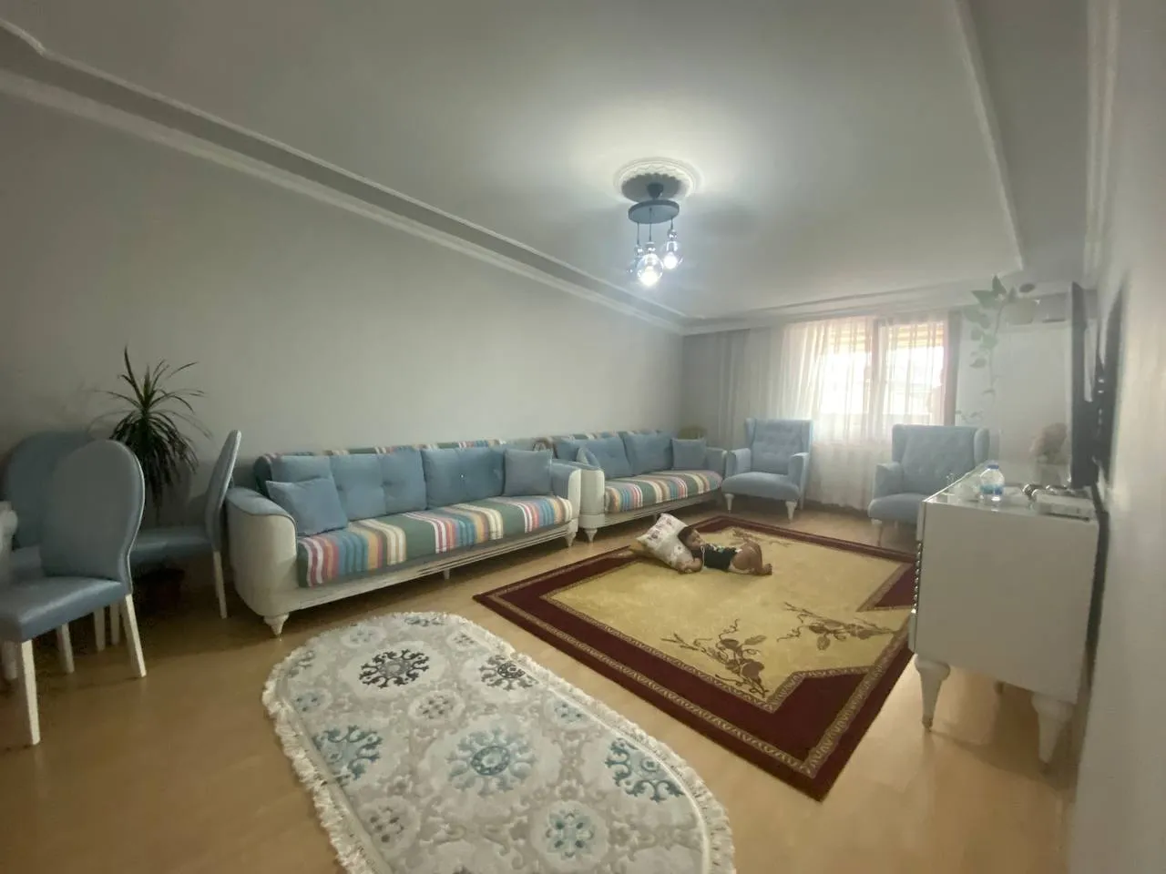 DEVELİ POLAT GAYRİMNEKUL - ELBİZ CADDESİNDE GENİŞ TERASLI SATILIK 2+1 DAİRE