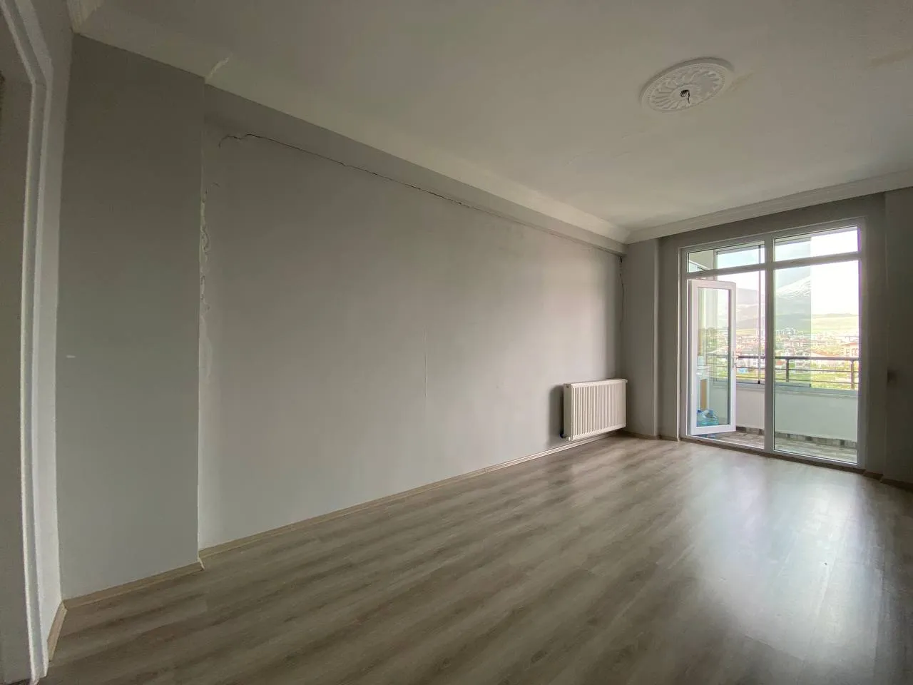 DEVELİ POLAT GAYRİMENKUL -  FENESEAŞAĞI MAH. ANAYOL ÜZERİ ULTRA LÜX GENİŞ SATILIK DAİRE