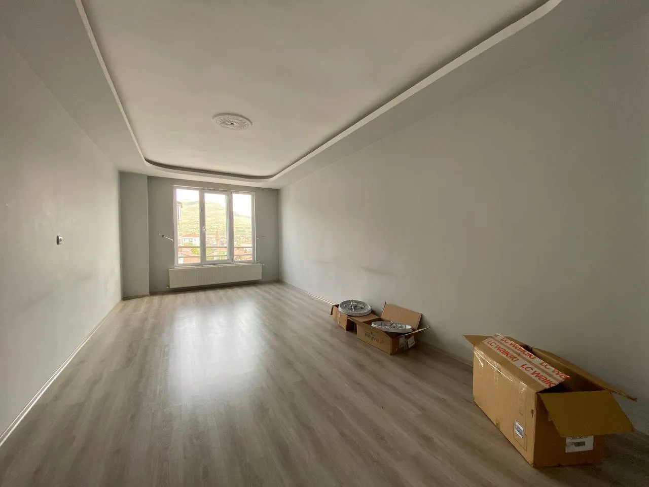DEVELİ POLAT GAYRİMENKUL -  FENESEAŞAĞI MAH. ANAYOL ÜZERİ ULTRA LÜX GENİŞ SATILIK DAİRE