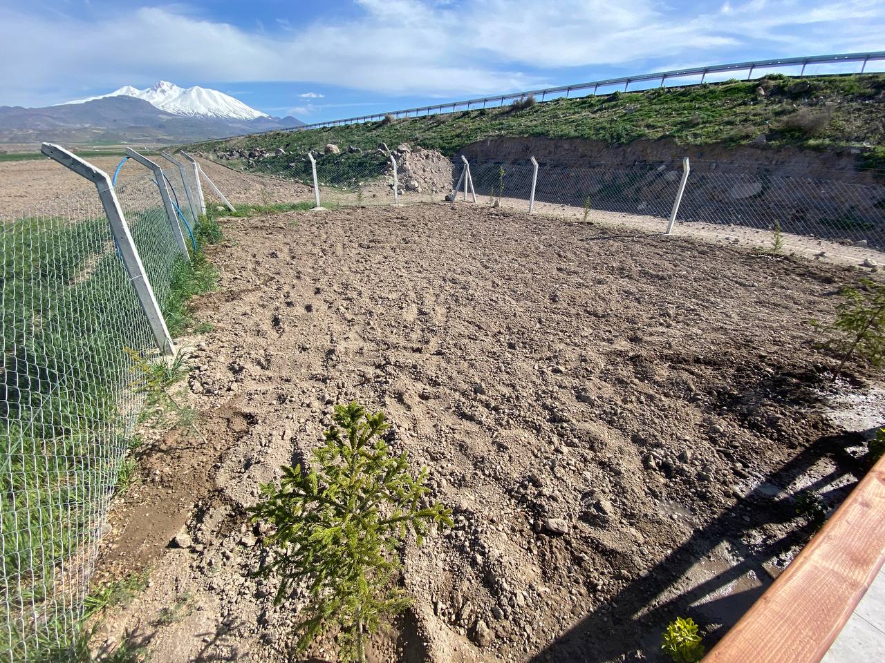 DEVELİ POLAT GAYRİMENKUL- YENİ ÇEVREYOLUNA SIFIR BUNGALOV EVİ OLAN BAHÇE
