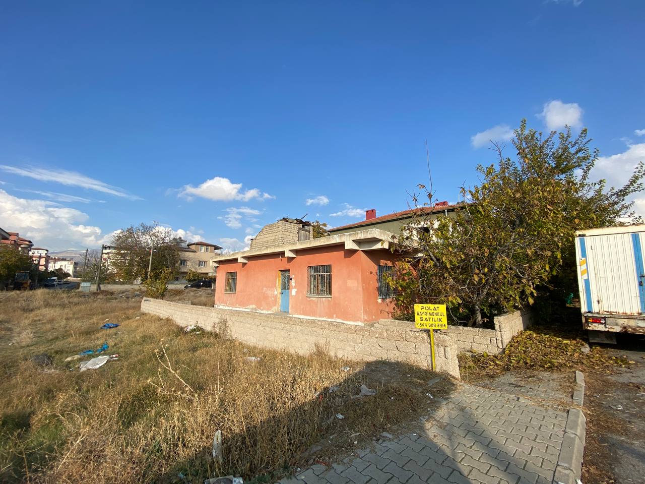 DEVELİ POLAT GARİMENKUL- AŞAĞI EVEREK MAHALLESİNDE İÇERİSİNDE MÜSTAKİL EVİ BULUNAN FIRSAT ARSASI