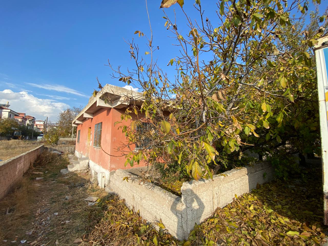 DEVELİ POLAT GARİMENKUL- AŞAĞI EVEREK MAHALLESİNDE İÇERİSİNDE MÜSTAKİL EVİ BULUNAN FIRSAT ARSASI