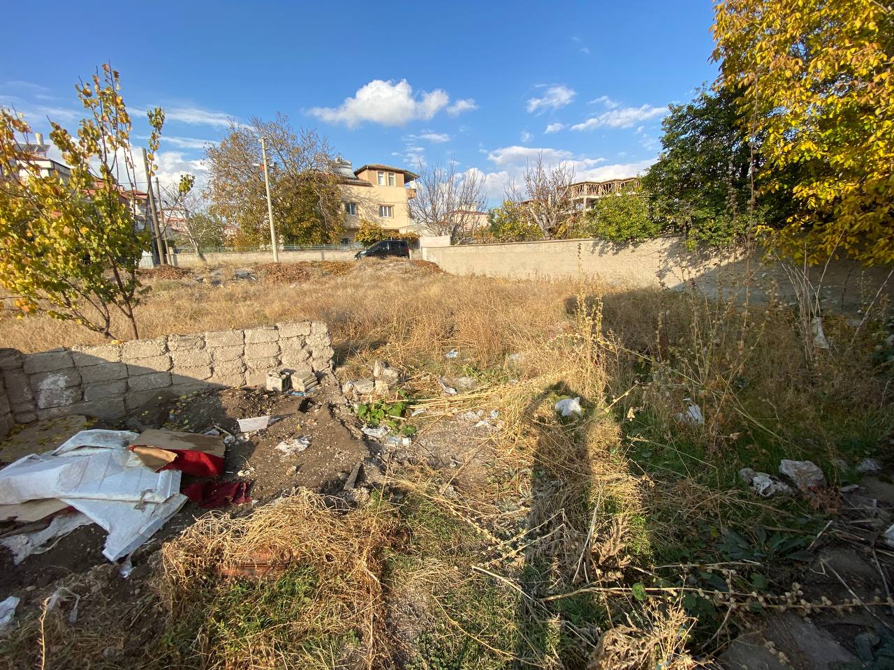 DEVELİ POLAT GARİMENKUL- AŞAĞI EVEREK MAHALLESİNDE İÇERİSİNDE MÜSTAKİL EVİ BULUNAN FIRSAT ARSASI