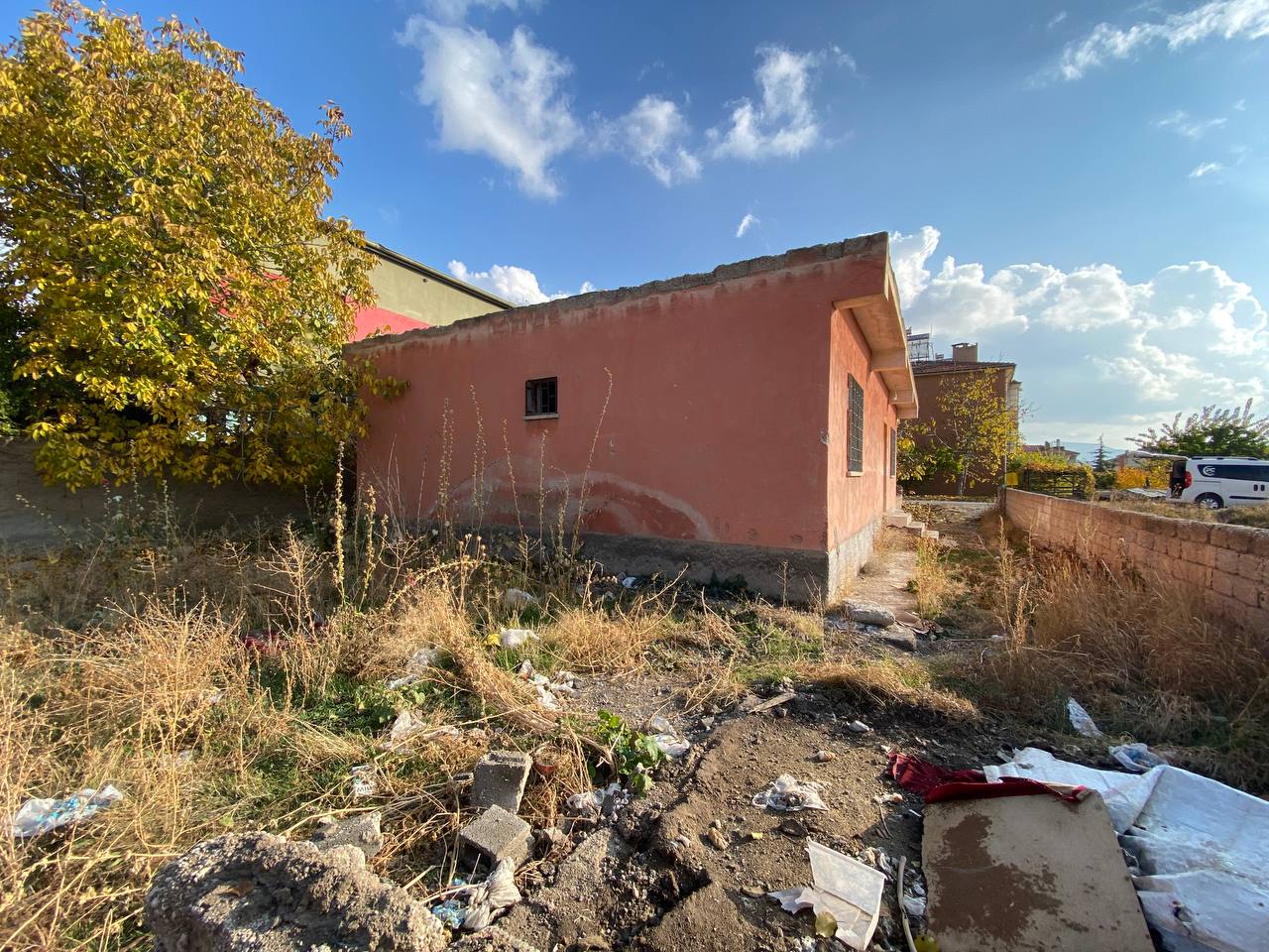 DEVELİ POLAT GARİMENKUL- AŞAĞI EVEREK MAHALLESİNDE İÇERİSİNDE MÜSTAKİL EVİ BULUNAN FIRSAT ARSASI