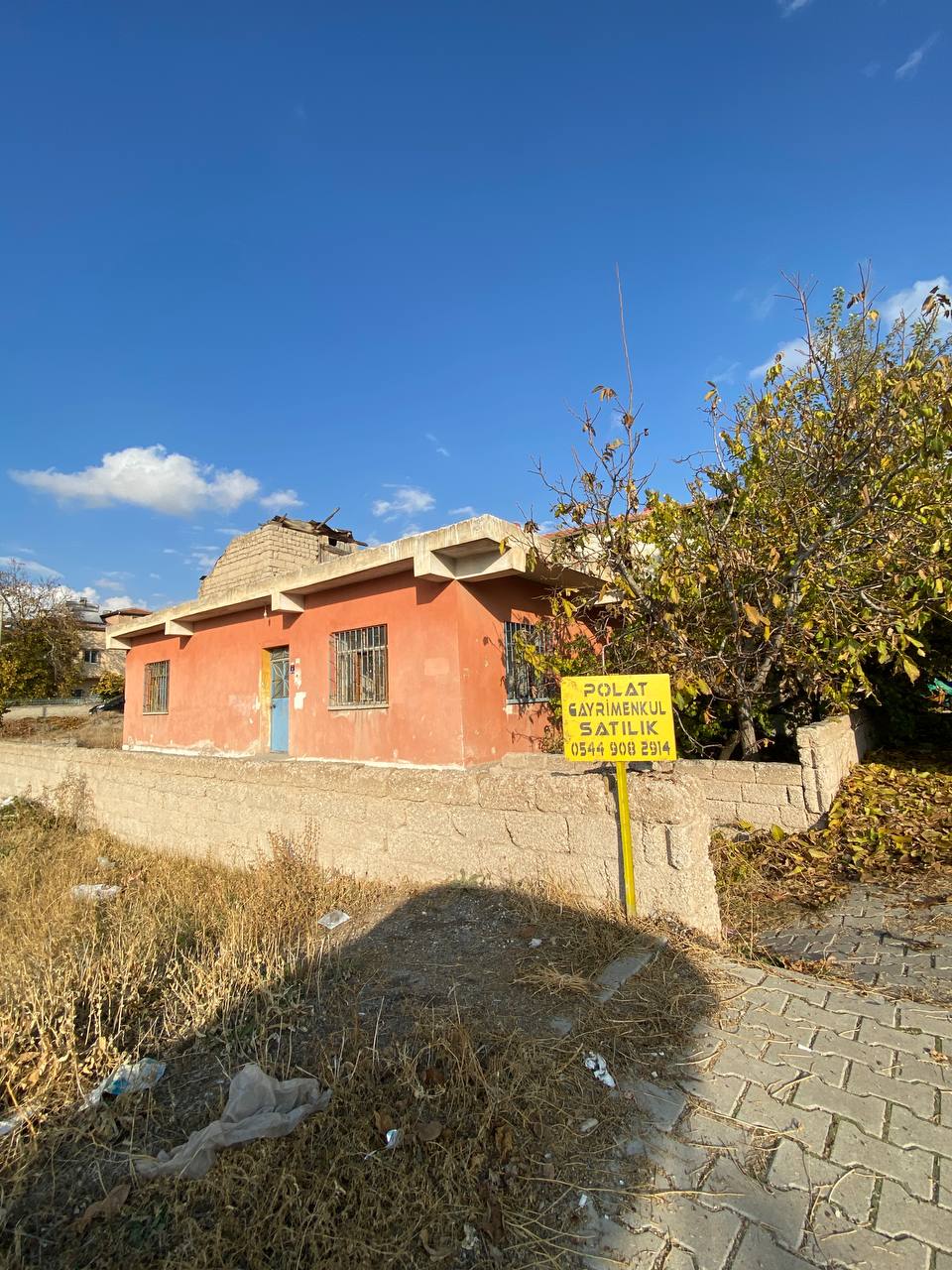 DEVELİ POLAT GARİMENKUL- AŞAĞI EVEREK MAHALLESİNDE İÇERİSİNDE MÜSTAKİL EVİ BULUNAN FIRSAT ARSASI